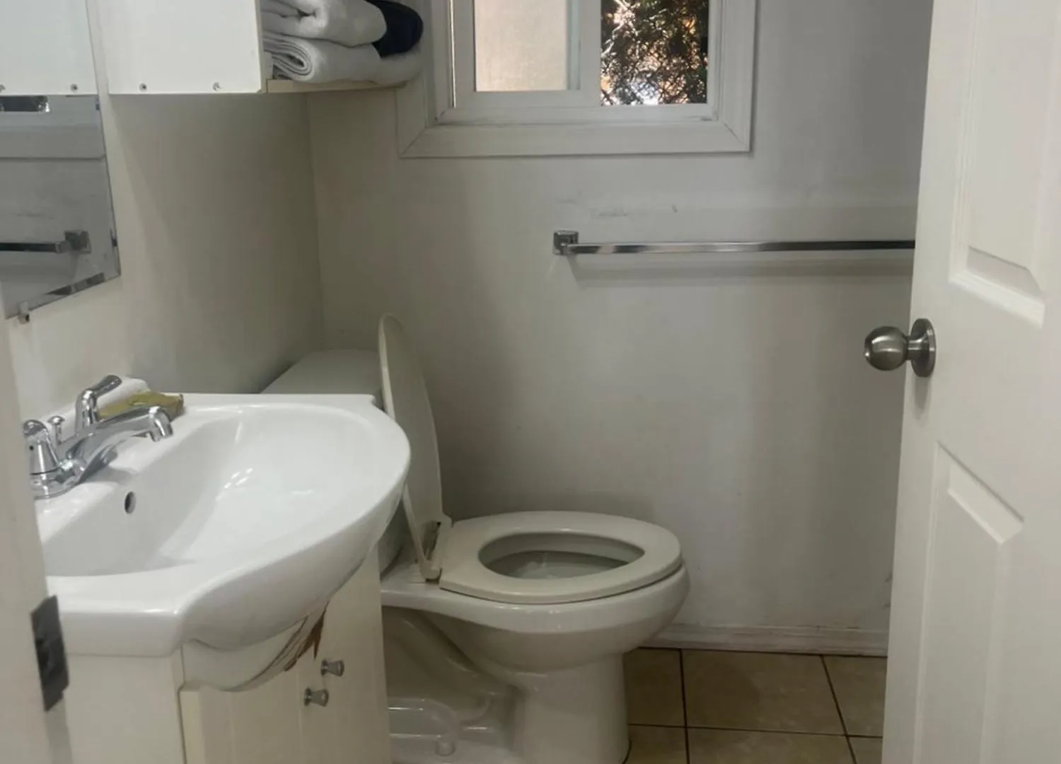 Close Uvic Three Bedroom One Bathroom Unit Βικτώρια Βίλα
