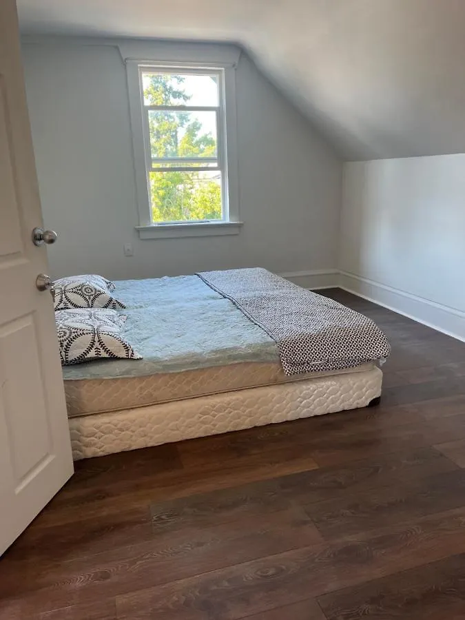 Close Uvic Three Bedroom One Bathroom Unit Villa
