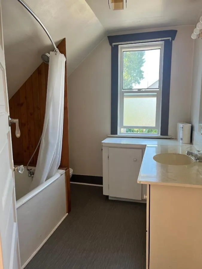 Close Uvic Three Bedroom One Bathroom Unit Victoria