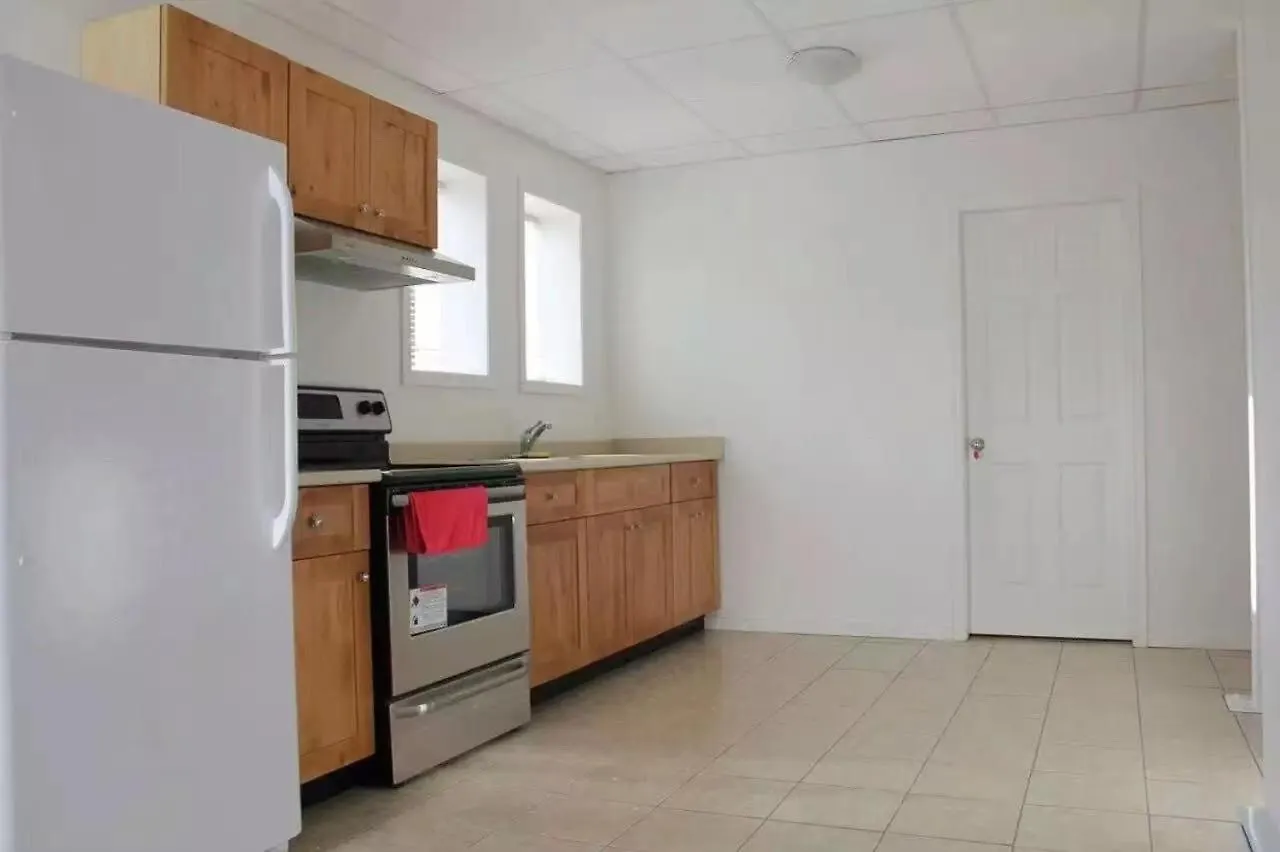 Close Uvic Three Bedroom One Bathroom Unit