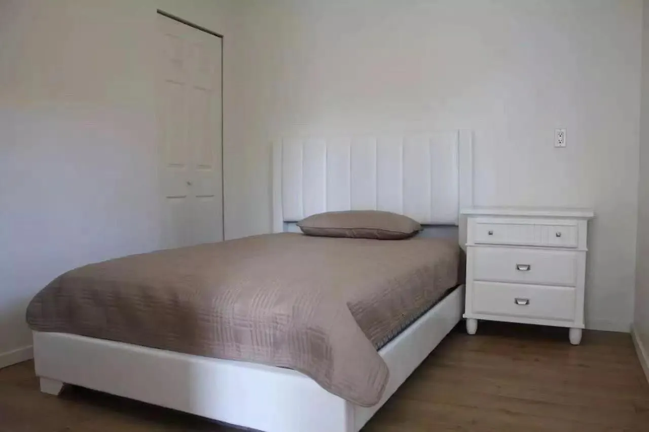 Close Uvic Three Bedroom One Bathroom Unit 0*, Victoria Canada